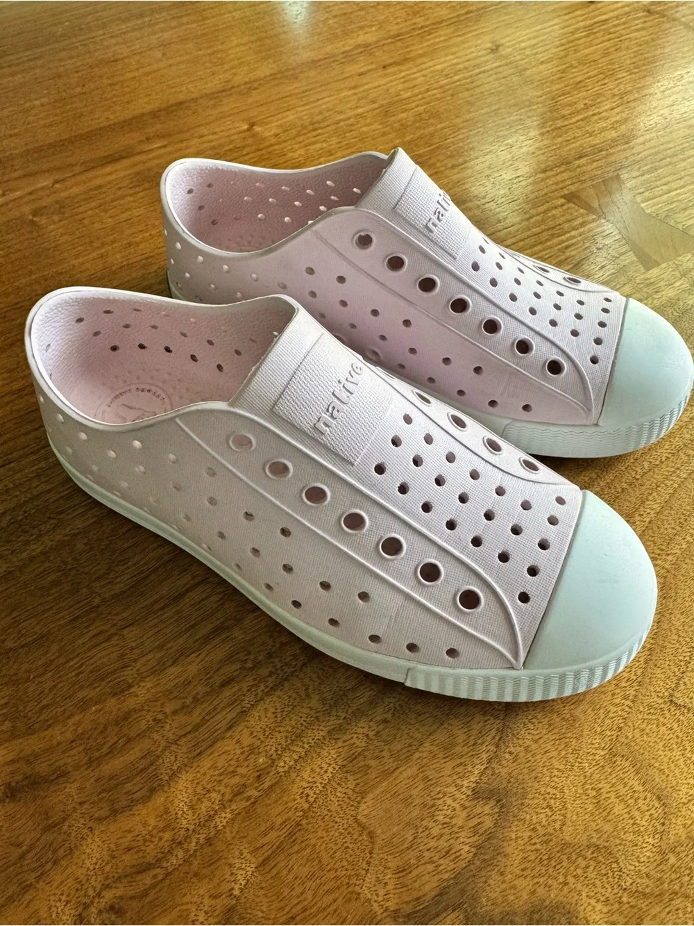 Native Shoes Kids Slip-On Sneakers in Light Pink and White. Size J1